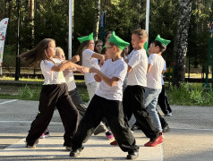 Торжественное открытие четвёртой смены &mdash; 2026: флаги, девизы и яркие визитки