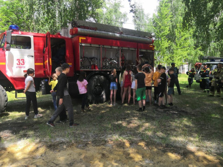 В ДОЛ им. Зои Космодемьянской ребят познакомили с профессией пожарного