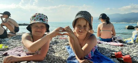 В ДОЛ «Экспресс» (пос. Кабардинка) сбылась мечта многих ребят: вода в море достигла нужной температуры.