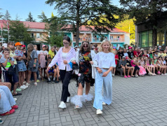 ДОЛ «Экспресс» перерабатывает звёзд: От Белль до Измы в мусорном гламуре!