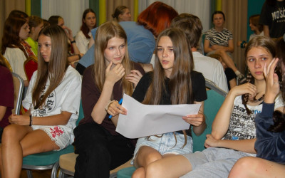 Тренды, драйв и краски Холи: в Стране железных дорог отгремел День молодёжи 