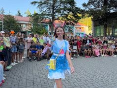 ДОЛ «Экспресс» перерабатывает звёзд: От Белль до Измы в мусорном гламуре!