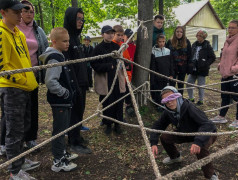 "Веревочный курс": игры на сплочение помогают развивать командный дух у детей в лагере.