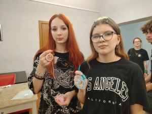 Когда старшие рядом: девочки из Тин‑лиги помогают творить чудеса.