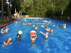 Соревнования по плаванию в лагере "Сосновый бор". Море брызг и веселья.