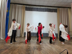 Весь мир в одном зале: в лагере прошёл конкурс танцев народов мира