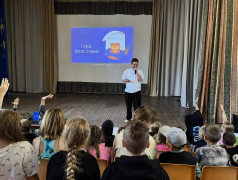 Три подгруппы, один флаг: как в лагере прошёл квиз ко Дню Государственного флага России