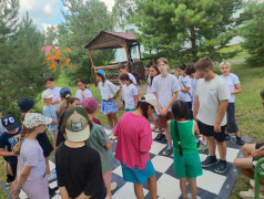  Живые шашки: битва умов в полный рост!