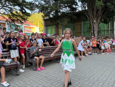 ДОЛ «Экспресс» перерабатывает звёзд: От Белль до Измы в мусорном гламуре!