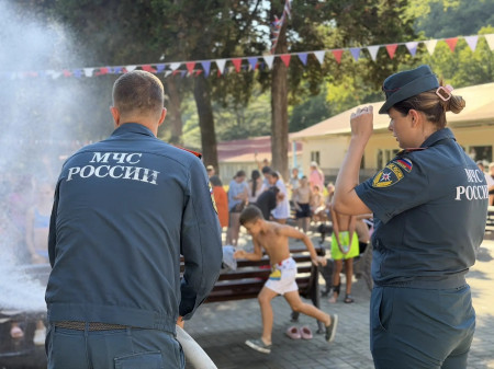 Не лекция, а аттракцион: в ДОЛ „Экспресс“ ребят искупали из пожарного гидранта — строго по технике безопасности!