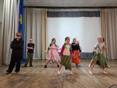 Весь мир в одном зале: в лагере прошёл конкурс танцев народов мира