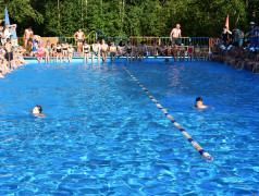 Соревнования по плаванию в лагере "Сосновый бор". Море брызг и веселья.