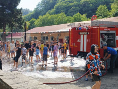 Безопасность в приоритете: Пожарные устроили увлекательное шоу для детей в лагере