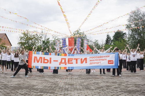 Главная песня нашего лета: какие смыслы хранит гимн Страны железных дорог