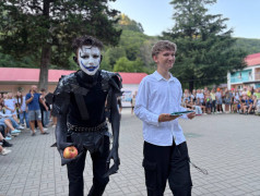 ДОЛ «Экспресс» перерабатывает звёзд: От Белль до Измы в мусорном гламуре!