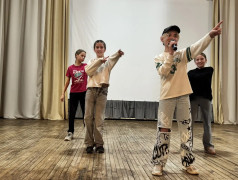 Когда весь лагерь поёт в унисон: конкурс пародий в нашем лагере