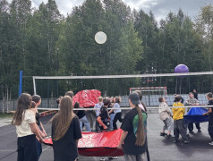 Командный волейбол с полотном и сборка‑разборка автомата Калашникова в лагере &laquo;Надежда&raquo;