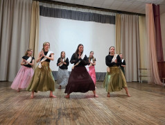 Весь мир в одном зале: в лагере прошёл конкурс танцев народов мира