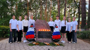 Свеча памяти в «Зелёном огоньке»: лагерь почтил героев в День памяти и скорби.