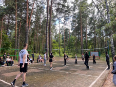 В рамках мероприятий приуроченных ко "Дню молодежи" в нашем лагере «Услада» прошли захватывающие соревнования по пионерболу между 3 и 4 и по волейболу между 1 и 2 отрядами!
