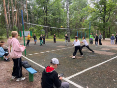 В рамках мероприятий приуроченных ко "Дню молодежи" в нашем лагере «Услада» прошли захватывающие соревнования по пионерболу между 3 и 4 и по волейболу между 1 и 2 отрядами!
