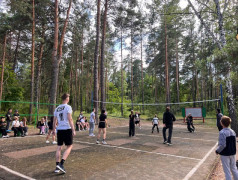 В рамках мероприятий приуроченных ко "Дню молодежи" в нашем лагере «Услада» прошли захватывающие соревнования по пионерболу между 3 и 4 и по волейболу между 1 и 2 отрядами!