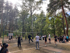 В рамках мероприятий приуроченных ко "Дню молодежи" в нашем лагере «Услада» прошли захватывающие соревнования по пионерболу между 3 и 4 и по волейболу между 1 и 2 отрядами!