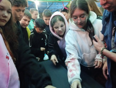 Время молодых. Детство