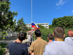 Как волнительно поднимать влаг нашего государства!