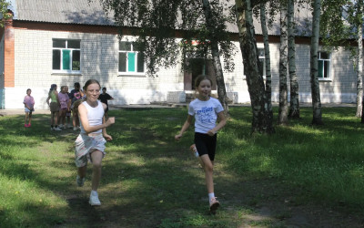 Обыграли супергероев и обнулили вклады в банке: горячий репортаж из детских лагерей