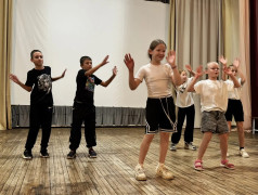 Когда весь лагерь поёт в унисон: конкурс пародий в нашем лагере