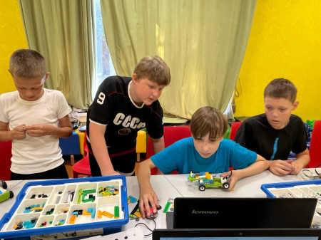 Завершением модуля робототехники стали дружеские соревнования «Битва роботов»!