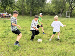  В нашем лагере не забываем про спорт — на площадках кипят настоящие страсти! 