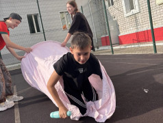 Полоса препятствий в лагере &laquo;Надежда&raquo;: соревнование младших и старших ребят