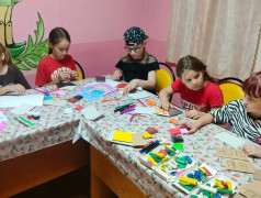 В нашем лагере прошёл тёплый и творческий мастер‑класс &mdash; дети делали открытки для мам из воздушного пластилина! 
