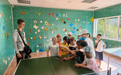Шум трибун и воля к победе: День физкультурника объединил железнодорожные лагеря