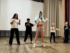 Когда весь лагерь поёт в унисон: конкурс пародий в нашем лагере