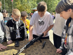 Командный волейбол с полотном и сборка‑разборка автомата Калашникова в лагере &laquo;Надежда&raquo;