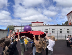 Командный волейбол с полотном и сборка‑разборка автомата Калашникова в лагере &laquo;Надежда&raquo;