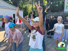 Утро единства и традиций: торжественная линейка и зарядка в ДОЛ &laquo;Зелёный огонёк&raquo;