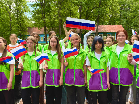 Торжественная линейка ко Дню России в ДОЛ «Орлёнок» 