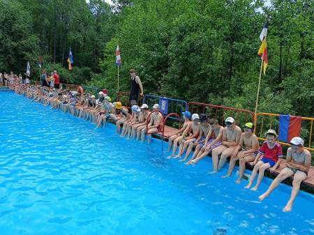 Соревнования по плаванию и отличная погода в лагере 