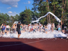 В мыльной пене, зажигали Словно в белом молоке!