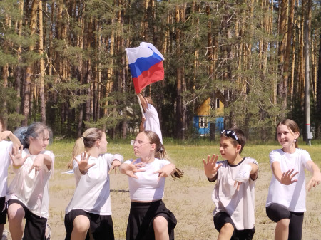 12 июня- День России. Праздник. Открытие первой спортивной смены. Конкурс спортивных танцев и вольных упражнений.