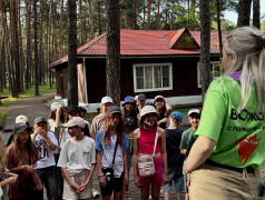 Первый день в лагере, ребята знакомятся друг с другом 