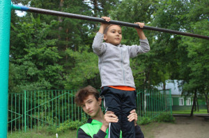 Тин-лига в мастерской: подростки помогают создавать, объяснять и вдохновлять
