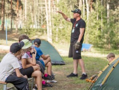 Укрытие в лесу: развитие туристических навыков в «Маяке»