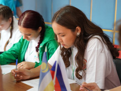 Сердце, отданное детям: вожатая &laquo;Сибиряка&raquo; сияет на республиканской сцене