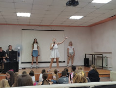 Шоу-пародия «Точь-в-точь»