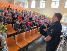 Гость из полиции: урок безопасности и награда за победу